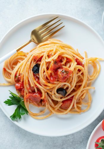 Ricetta Spaghetti con Acciughe, Olive e Pomodorini