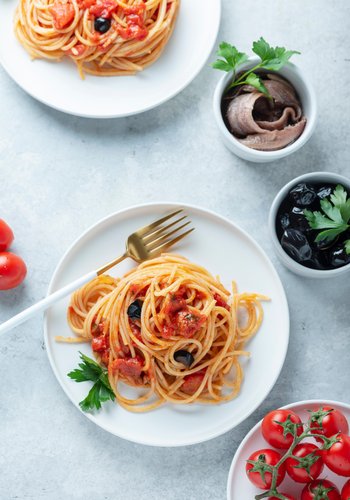 Ricetta Spaghetti con Acciughe, Olive e Pomodorini