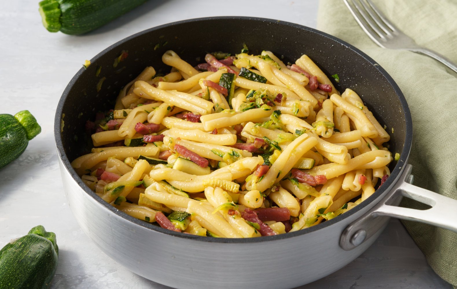 Ricetta Pasta Zucchine e Speck - Il Club delle Ricette