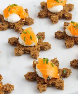 Ricetta Crostini Fiocco di Neve al Salmone e Caprino