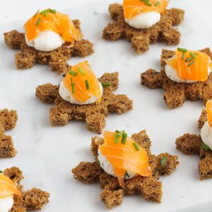 Crostini Fiocco di Neve al Salmone e Caprino
