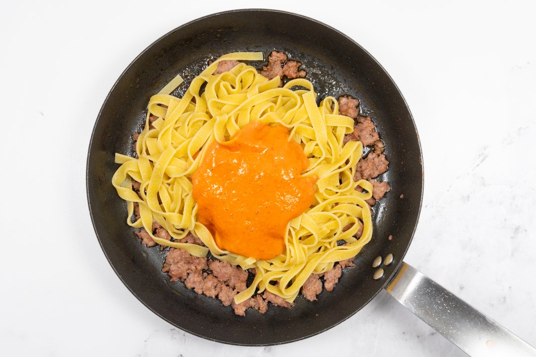 Ricetta Pasta con Crema di Peperoni e Salsiccia - Il Club delle Ricette