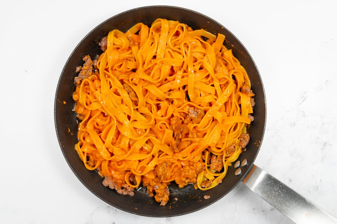 Ricetta Pasta con Crema di Peperoni e Salsiccia - Il Club delle Ricette