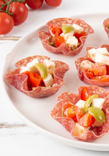 Ricetta Cestini di Salame con Mozzarella, Pomorodini e Olive