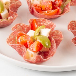 Cestini di Salame con Mozzarella, Pomorodini e Olive