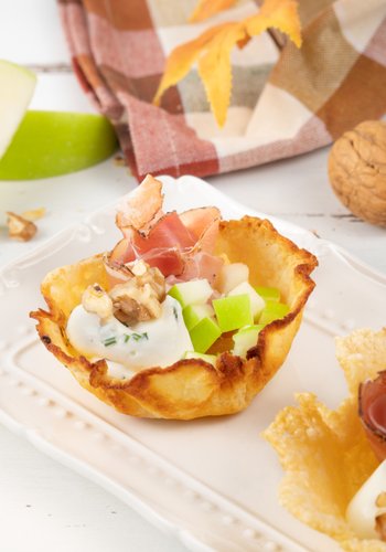 Ricetta Cestini di Parmigiano, Speck e Mele