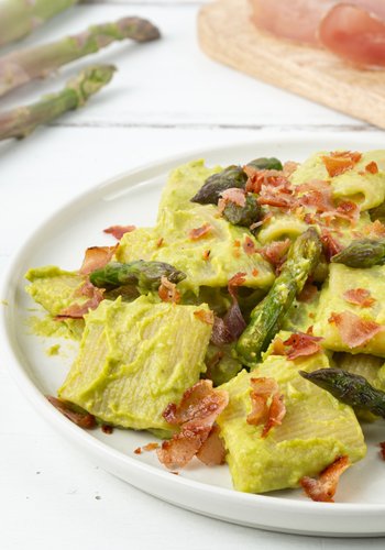 Ricetta Pasta Asparagi e Speck, un Primo Piatto Cremoso e Irresistibile