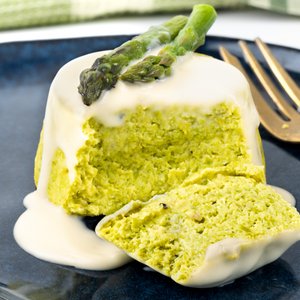 Tortino di Asparagi con Fonduta di Parmigiano, la Ricetta Imperdibile