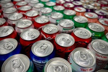 Bere dalle lattine fa male? Cosa dice davvero la scienza