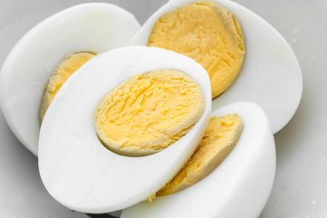 Quante uova si possono mangiare alla settimana? La scienza ribalta decenni di luoghi comuni