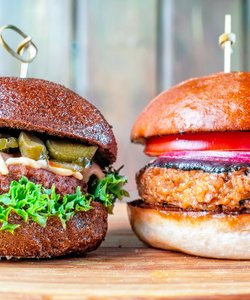 “Non chiamatele salsicce o burger se non sono di carne” Europarlamento dice stop