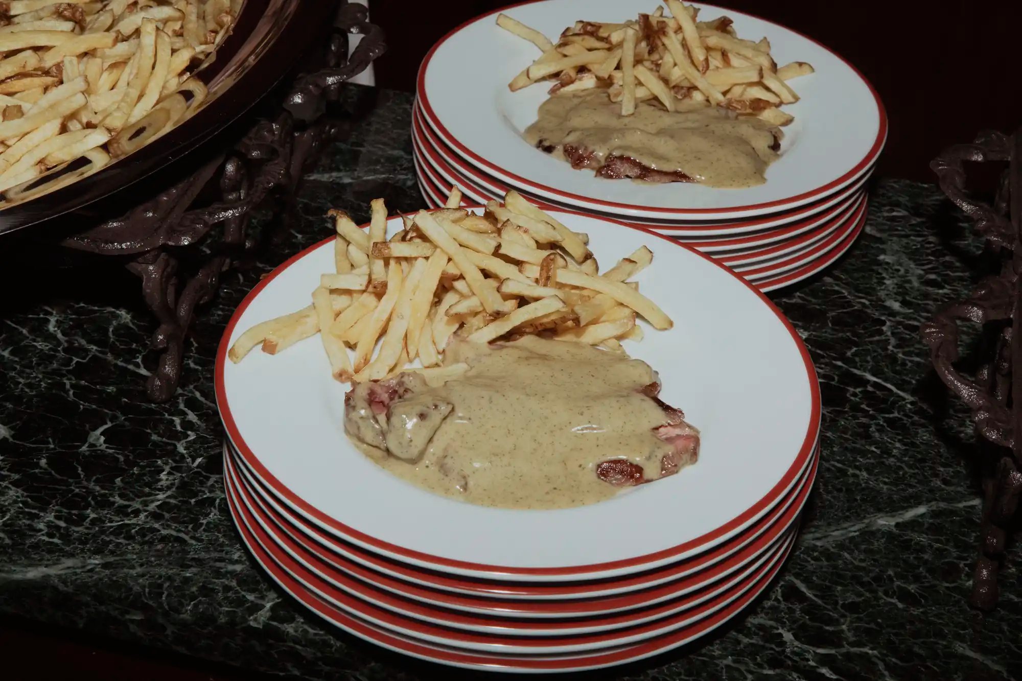 Il Ristorante Francese con Un Solo Piatto nel Menu Apre a Milano: Come Funziona e Quanto Costa