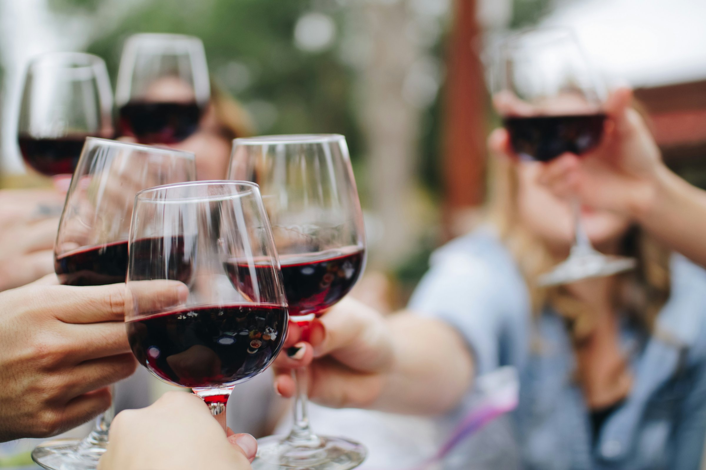 Alcol e Tumori, Svelato il Legame Nascosto: Attenzione Anche al Consumo Moderato