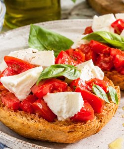 Ricetta Friselle con Pomodoro e Mozzarella