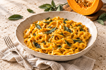 Ricetta Tagliatelle Cremose alla Zucca e Salvia