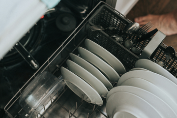 Sporco Invisibile nella Lavastoviglie: ecco dove si nasconde e come rimuoverlo per evitare odori