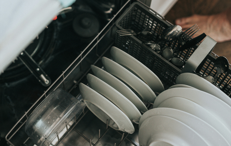 Sporco Invisibile nella Lavastoviglie: ecco dove si nasconde e come rimuoverlo per evitare odori