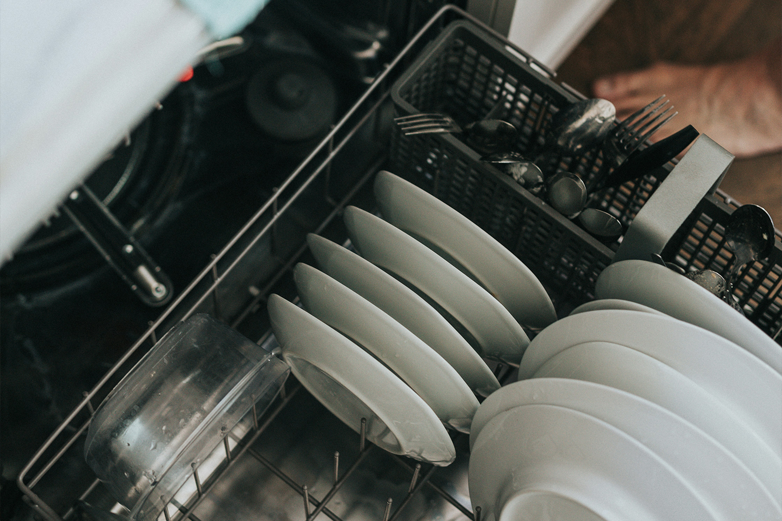Sporco Invisibile nella Lavastoviglie: ecco dove si nasconde e come rimuoverlo per evitare odori