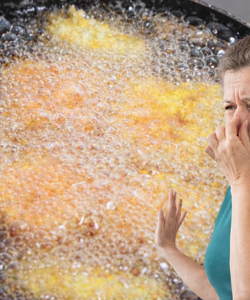 Come friggere senza far puzza in casa: i metodi più efficaci