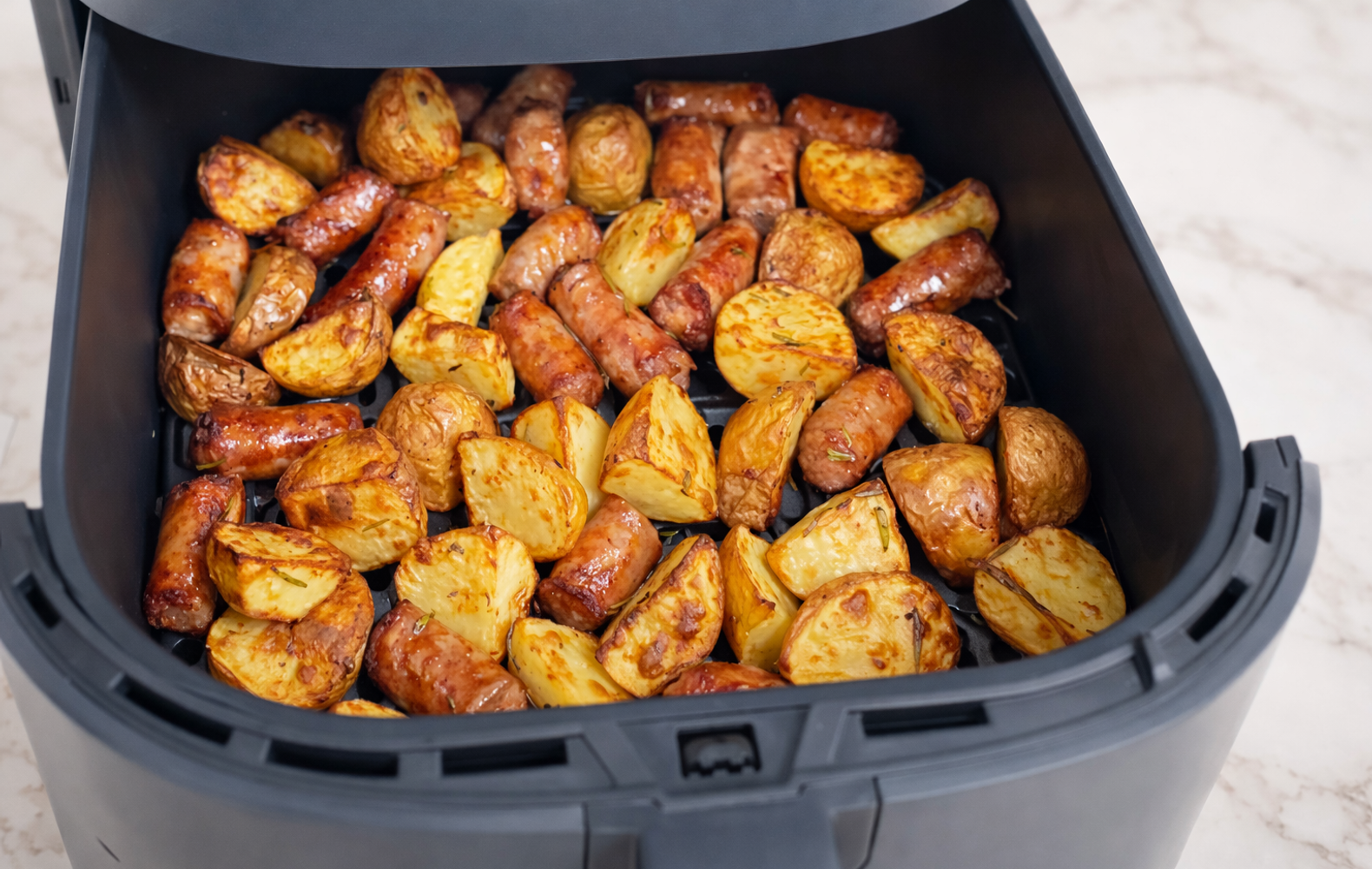salsicce e patate in friggitrice ad aria