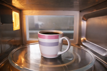 Riscaldi il Caffè Avanzato? Male! Ecco Perché Dovresti Smettere Subito