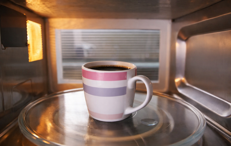 Riscaldi il Caffè Avanzato? Male! Ecco Perché Dovresti Smettere Subito