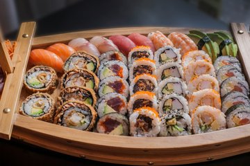 Neuroscienziato ricoverato per epatite dopo una cena di sushi: i rischi di consumare pesce crudo!