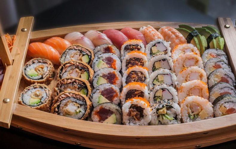 Neuroscienziato ricoverato per epatite dopo una cena di sushi: i rischi di consumare pesce crudo!