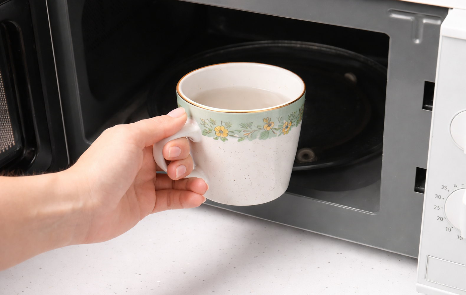 Fai Bollire l’Acqua nel Microonde? Dovresti Smettere! Ecco perché…