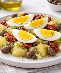 Ricetta Insalata di Patate Sfiziosa con Pomodori Secchi, Uova e Olive