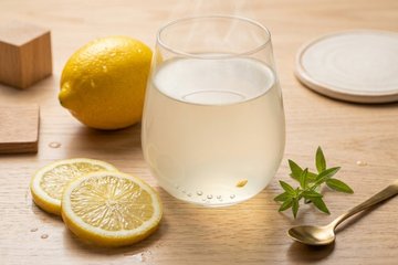 Acqua tiepida e limone al mattino: tra miti del benessere e rischi reali per la salute