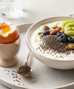 Colazione proteica: yogurt greco, uovo e semi di chia per iniziare la giornata con il pieno di nutrienti