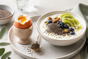 Colazione proteica: yogurt greco, uovo e semi di chia per iniziare la giornata con il pieno di nutrienti