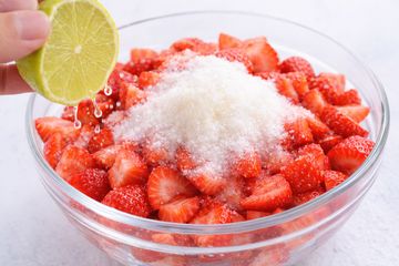 Non Usare Zucchero e Limone! C’è un Modo Più Furbo per Condire le Fragole…