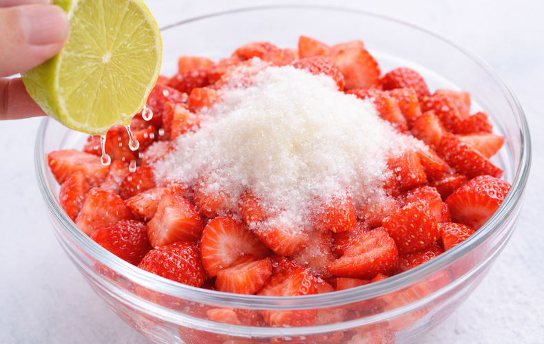 Non Usare Zucchero e Limone! C’è un Modo Più Furbo per Condire le Fragole…