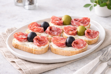 Tartine con Salame e Olive