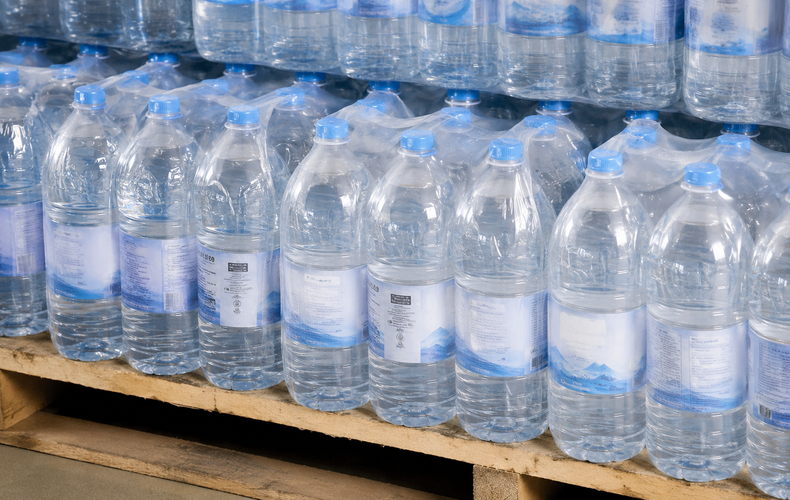 L’Europa Vuole Dire Addio alle Confenzioni da 6 di Acqua: Cosa Sta Succedendo?