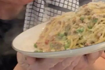 La carbonara di Gordon Ramsay con i piselli: la ricetta che divide l’Italia