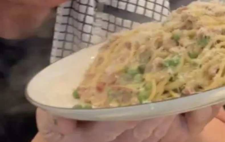 La carbonara di Gordon Ramsay con i piselli: la ricetta che divide l’Italia