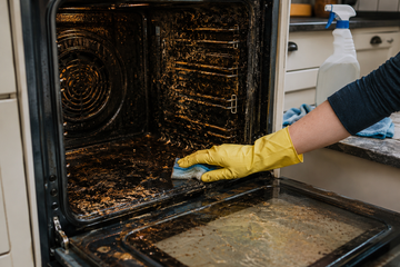 Come pulire il forno velocemente con prodotti naturali