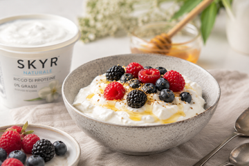 Cos’è lo skyr, il latticino islandese simile allo yogurt greco che fa bene alla salute