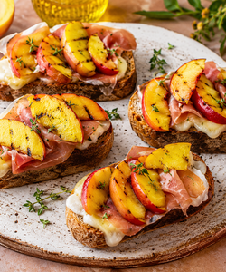 Ricetta Bruschette con Pesche Grigliate e Brie