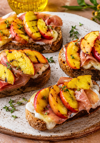 Ricetta Bruschette con Pesche Grigliate e Brie