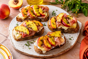 Bruschette con Pesche Grigliate e Brie