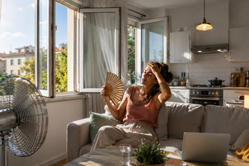 Caldo in casa, i cinque errori abituali che aumentano la temperatura interna senza che ce ne accorgiamo
