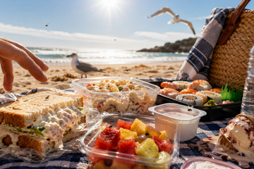 Cibo in spiaggia: quali alimenti evitare assolutamente