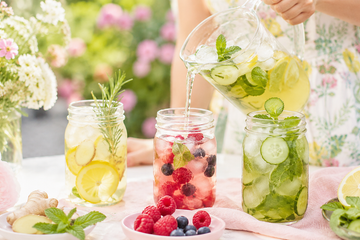 Tisane drenanti estive, tre infusi freddi contro gonfiore e ritenzione idrica