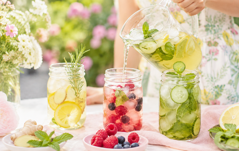 Tisane drenanti estive, tre infusi freddi contro gonfiore e ritenzione idrica