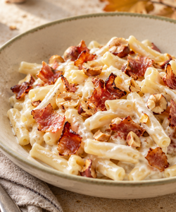 Ricetta Pasta con Robiola, Speck e Nocciole Croccanti