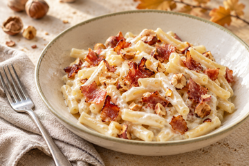 Ricetta Pasta con Robiola, Speck e Nocciole Croccanti
